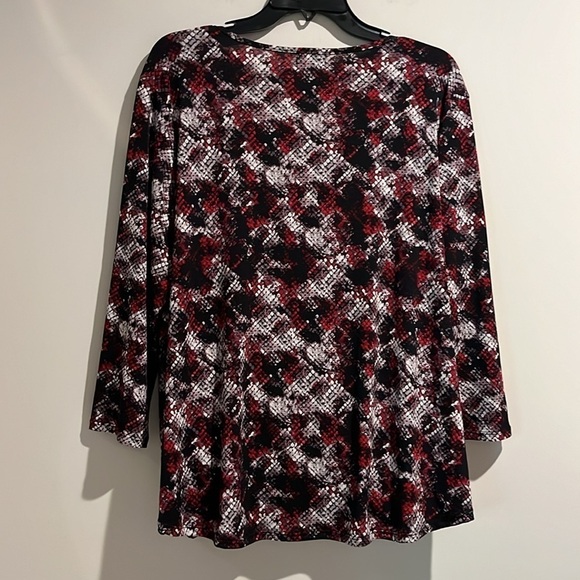 Simply Emma red black gray white reptile print top. Size 2X. - Picture 5 of 6